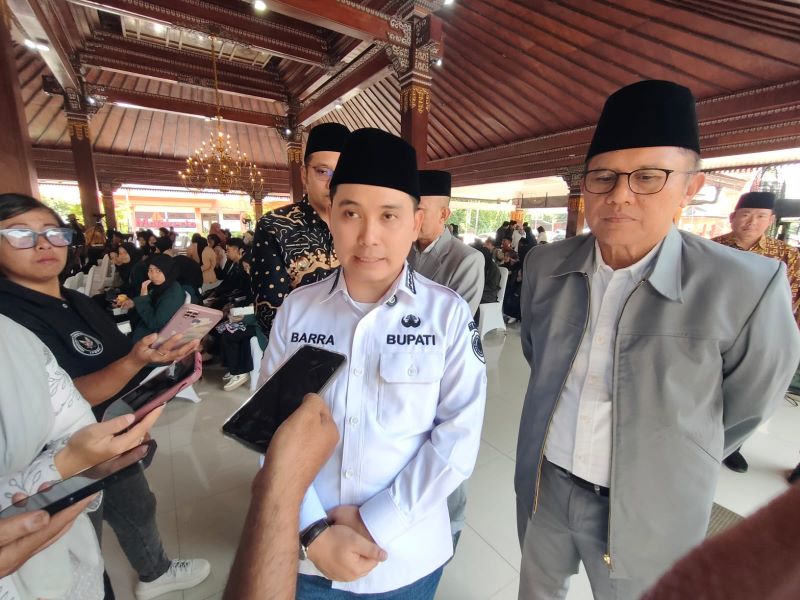 PENYESUAIAN: Bupati Mojokerto Muhammad Albarraa menyampaikan keterangan pers atas pemangkasan dana transfer ke daerah oleh pemerintah pusat di kantor Pemkab Mojokerto, Jumat (10/10).