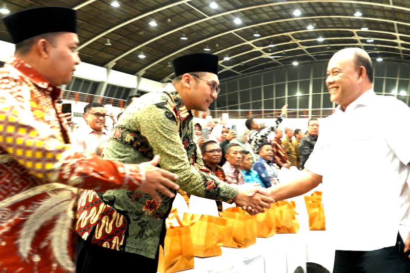 SALING SUPPORT: Wakil Bupati Mojokerto M. Rizal Oktavian bersalaman dengan Kepala BGN Dadan Hindayana saat rapat konsolidasi di Surabaya beberapa waktu lalu.