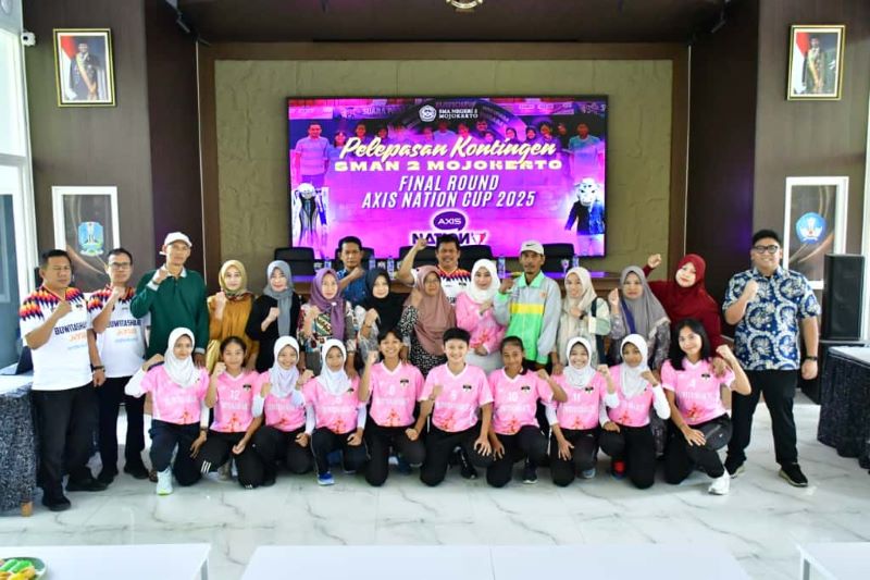 DIBERANGKATKAN: Kacabdindik Mojokerto Mudianto dan Kepala SMAN 2 Mojokerto Abdul Salam secara simbolis melepas kontingen futsal putri sebelum berlaga di ajang Futsal Axis Nation, Rabu (8/10).