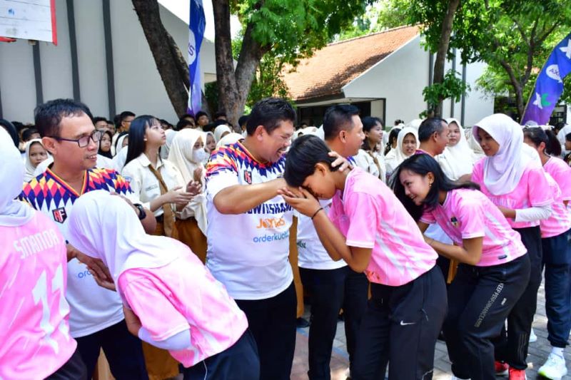 DUKUNG PENUH: Pelepasan kontingen futsal putri diwarnai dengan semarak dukungan dan semangat.
