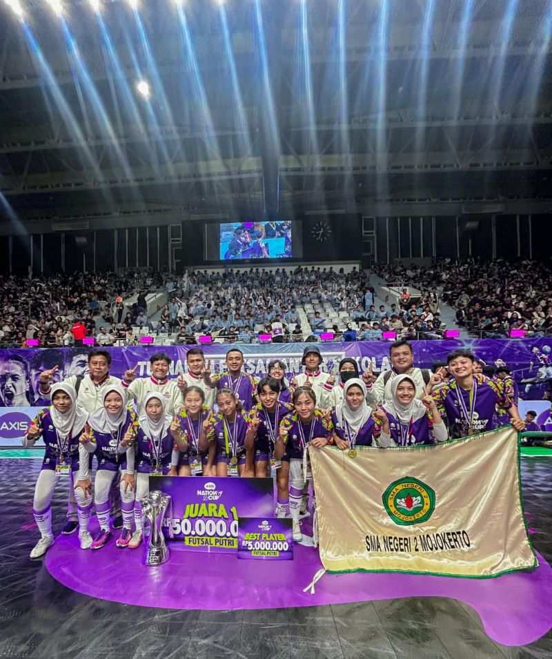 LANGGANAN JUARA: Tim futsal putri SMAN 2 Mojokerto dinyatakan menang sebagai juara utama usai melawan ribuan sekolah di babak penyisihan hingga final, Sabtu (11/10).