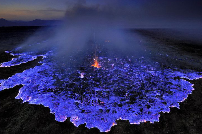 Mengapa Api Biru Kawah Ijen Hanya Ada di Malam Hari?