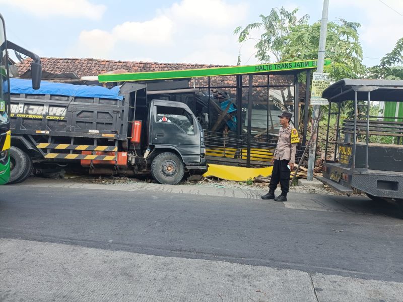 RUSAK: Truk bermuatan batu menabrak halte bus Trans Jatim di Jalan Raya Dusun Beru, Desa Pulorejo, Kecamatan Dawarblandong, kemarin (14/10).