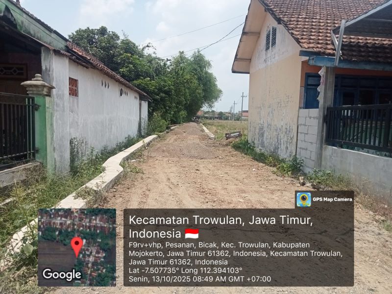 AKSES BARU: Pemerintah Desa Bicak, Kecamatan Trowulan, menguruk tanah makadam untuk dijadikan jalan usaha tani yang akan dibangun tahun ini.