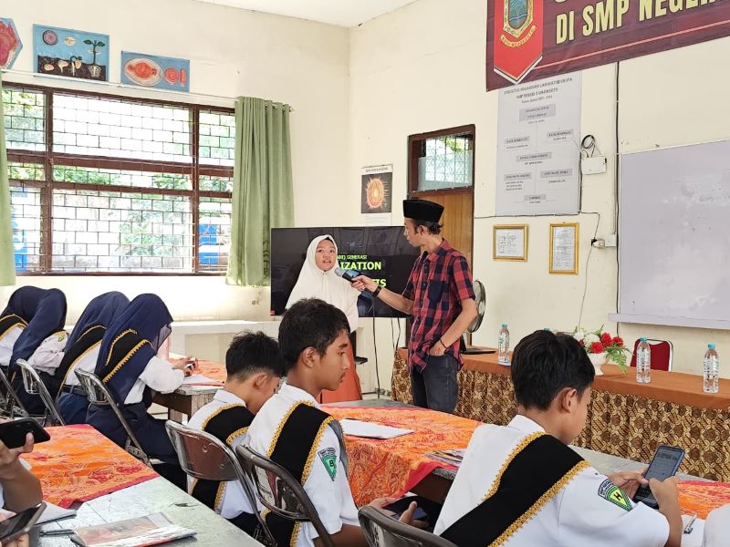 ASAH KEMAMPUAN: Para siswa yang menjadi kandidat duta literasi antusias mengikuti pelatihan konten digital yang disampaikan tim redaksi Jawa Pos Radar Mojokerto, Moch. Chariris, kemarin (14/10).&nbsp;