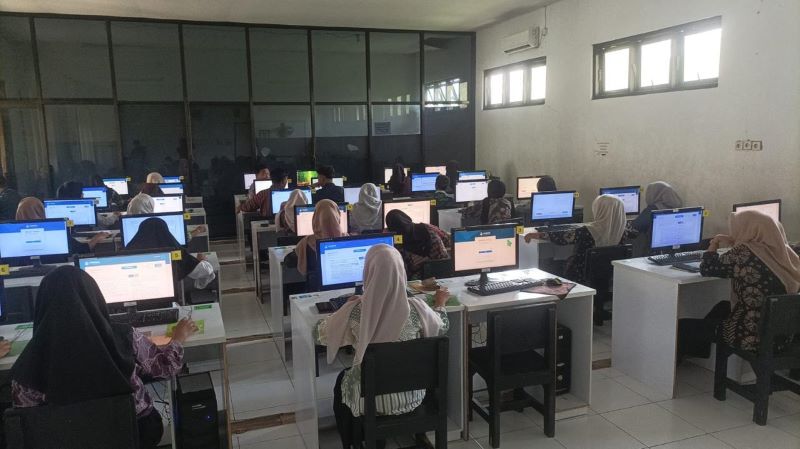 JALANI DUA TUGAS: Siswa SMKN 2 Mojokerto mengerjakan soal simulasi TKA yang telah dimulai pekan lalu.