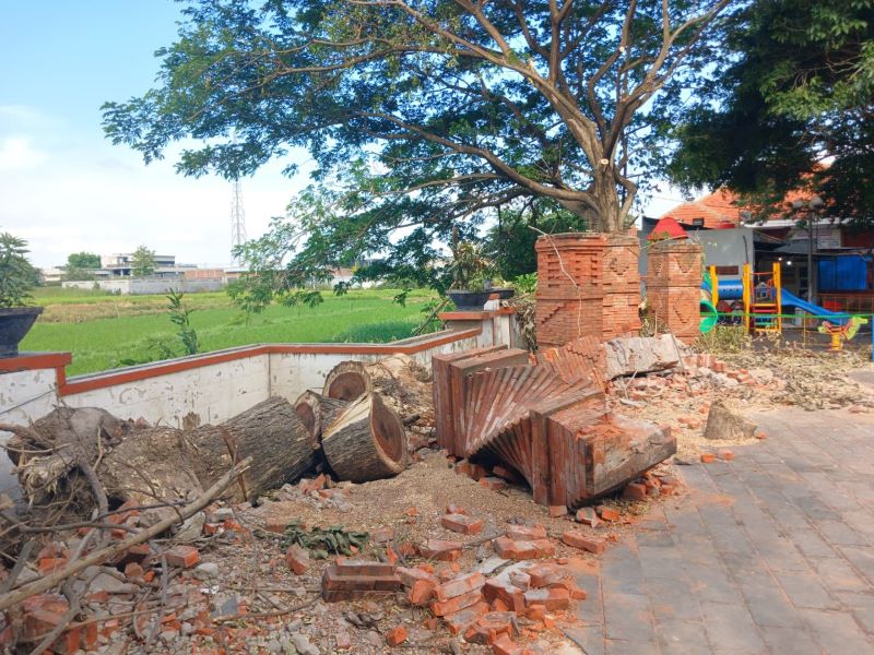 TINGGAL PUING: Ornamen Majapahitan di Taman Benteng Pancasila, Kota Mojokerto yang terdampak pohon tumbang masih berserakan, kemarin (15/10).