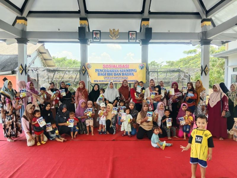 SENANG: Ibu dan balita peserta sosialisasi pencegahan stunting membawa susu dan vitamin di Balai Desa Ngrowo selepas acara, Sabtu (25/9) lalu.