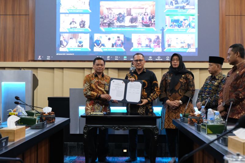 KOLABORASI: Sekdakab Teguh Gunarko didampingi Kepala Bapenda Nurul Istiqomah, serta kepala OPD terkait jalin penjanjian kerja sama dengan Dirjen Pajak Kemenku, di Ruang Satya Bina Karya (SBK), kemarin