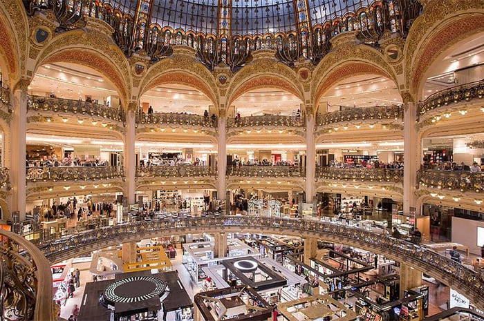 Kota Paris selalu dikenal sebagai kota mode dunia. Di antara jalanan elegan, aroma parfum mewah, dan deretan butik haute couture. Sumber Foto: Google