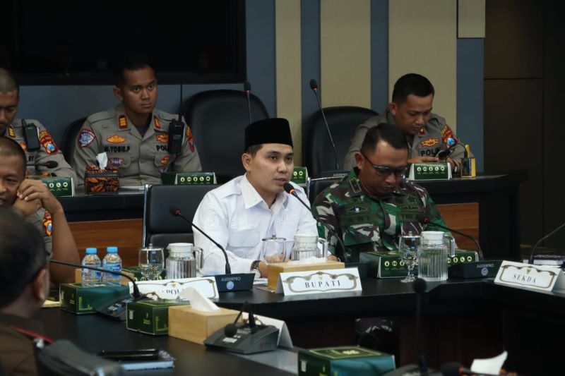 CARI SOLUSI: Bupati Mojokerto Muhammad Albarraa saat memberi paparan dalam rapat koordinasi forum LLAJ di ruang Satya Bina Karya, Rabu (15/10).