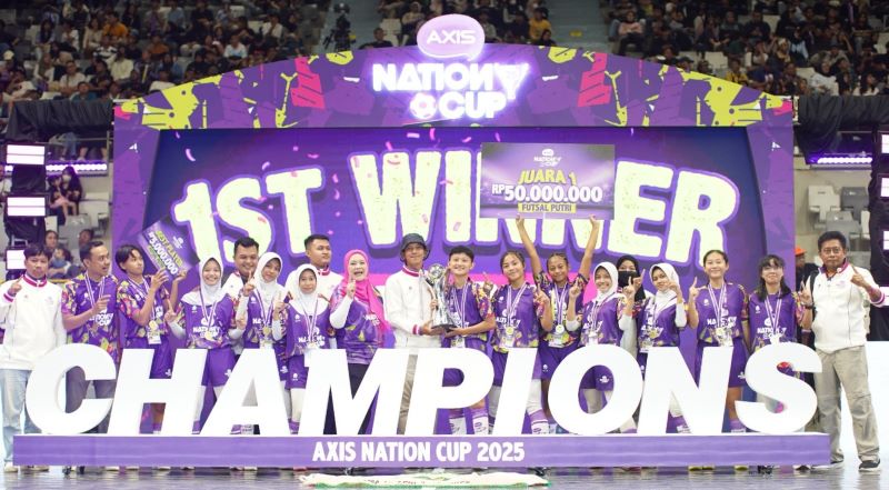 JUARA FUTSAL: Kontingen futsal putri SMAN 2 Mojokerto meraih piala juara AXIS Nation Cup 2025, Istora Senayan, Jakarta, Sabtu (11/10).