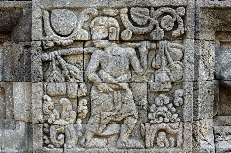 JEJAK SEJARAH: Relief seorang pedagang sedang memanggul barang dagangan menggunakan pikulan di Candi Tegowangi, Kediri.