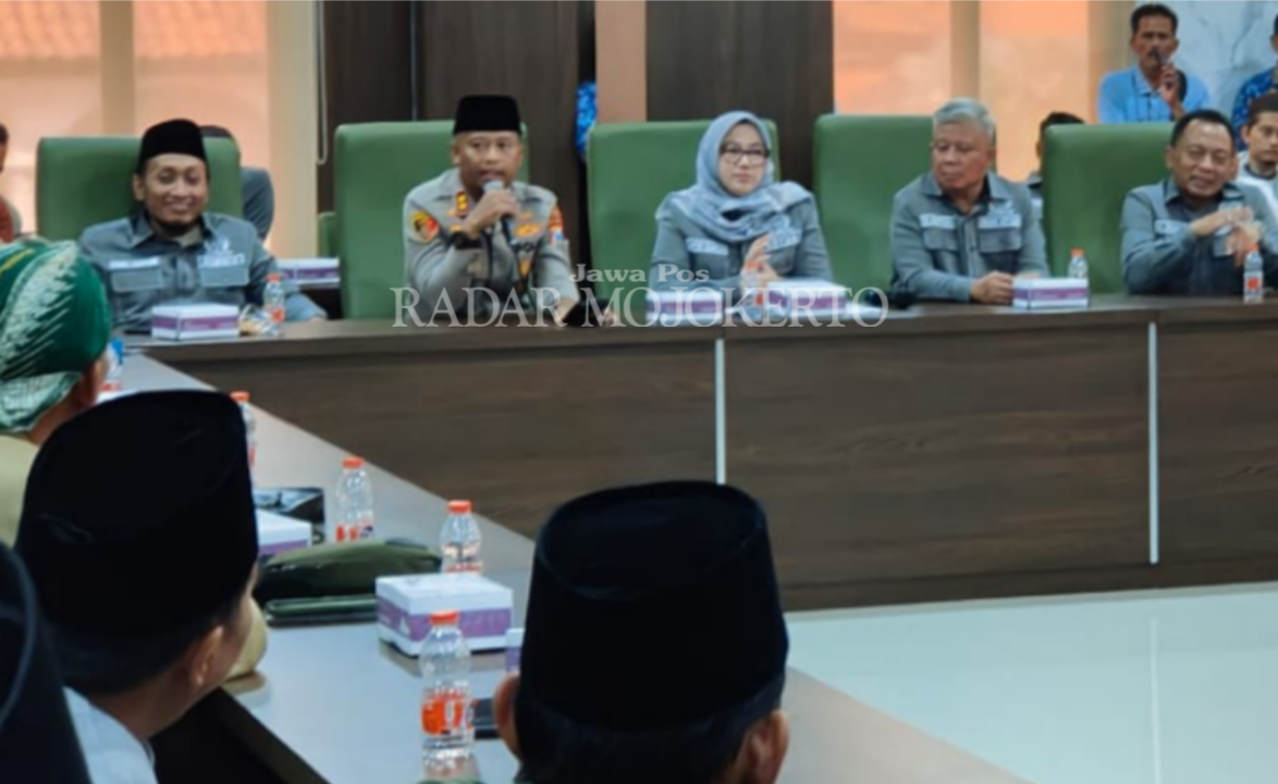 SERAP ASPIRASI: Ketua DPRD Kabupaten Mojokerto Ayni Zuroh dan Kapolres Mojokerto AKBP Irham Kustarto menemui puluhan Santri Lirboyo Mojokerto Raya di kantor DPRD Kabupaten Mojokerto sampaikan aspirasi