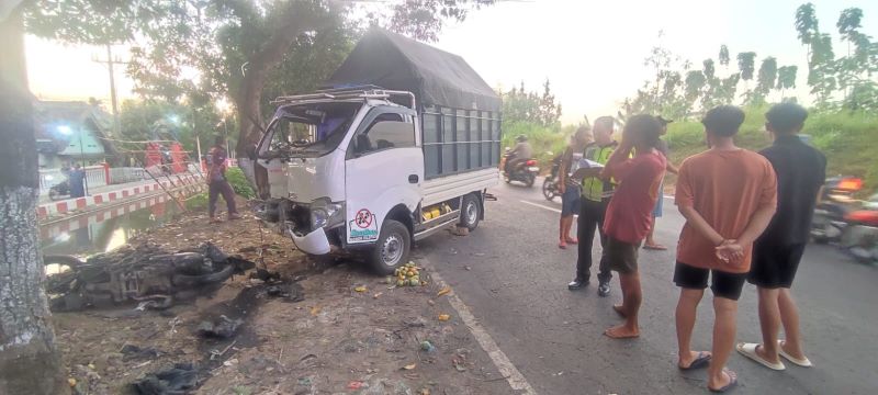 TRAGIS: Pemotor tewas setelah terlibat kecelakaan dengan pikap di Jalan Raya Desa Gembongan, Kecamatan Gedeg, Kabupaten Mojokerto, kemarin (17/10).