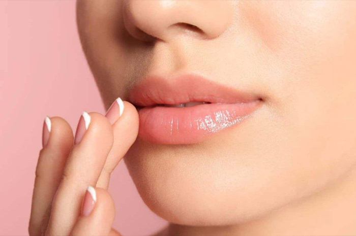 Orang-orang di dunia ini seringkali hanya fokus memakai tabir surya atau sunscreen di kulit muka dan melupakan kulit bibir yang juga rentan. Sumber foto: Google