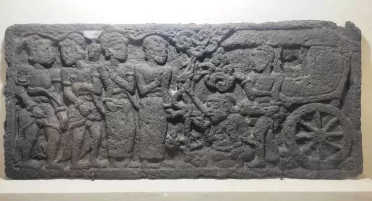 MEWAH: Kereta kuda pada relief kisah Panji koleksi Museum Majapahit, Trowulan.
