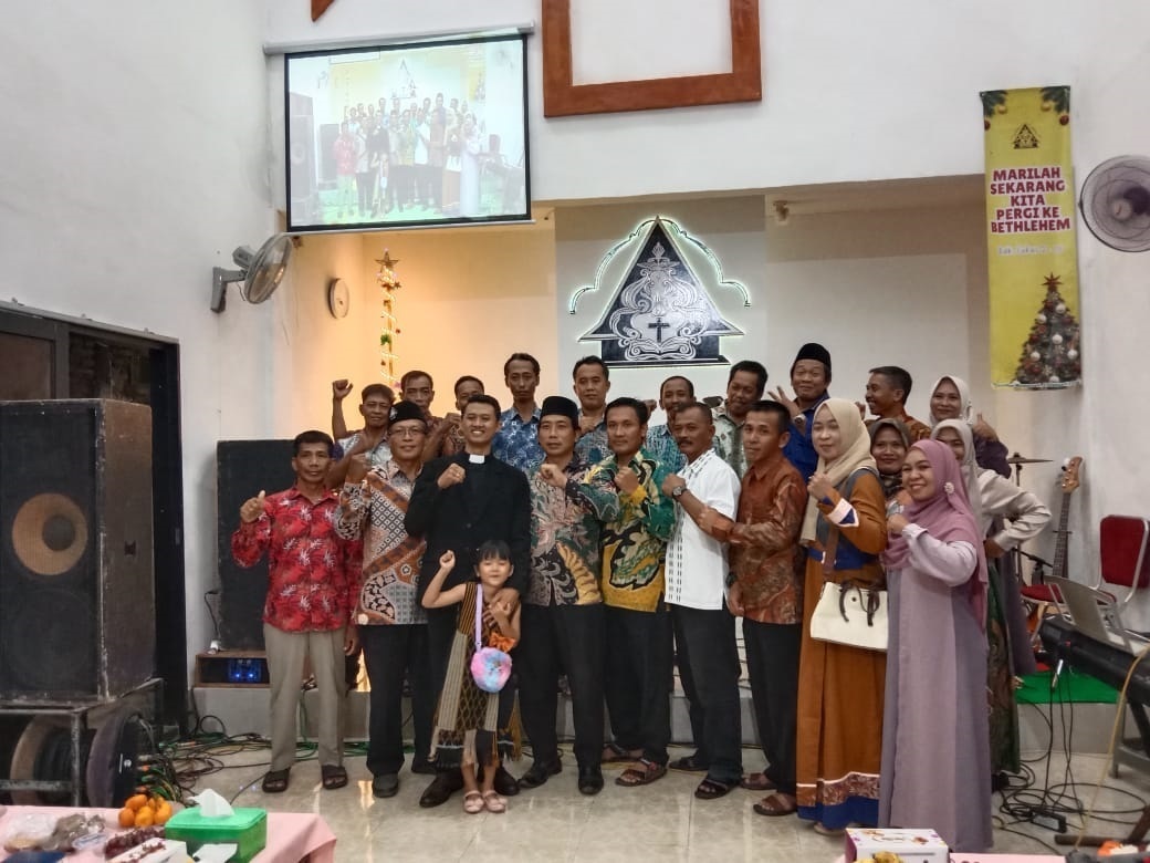 TOLERANSI: Perangkat Desa Gunungsari bersama tokoh masyarakat mengunjungi perayaan Natal umat Kristiani GKJW Pepanthan Manyarsari pada Januari lalu.
