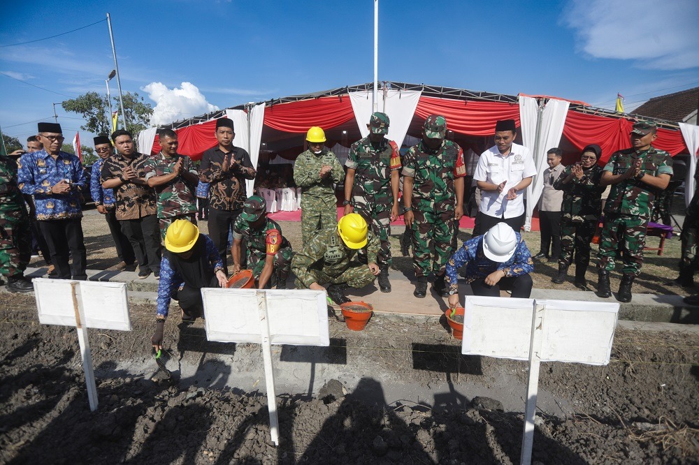 SINERGI: Dandim 0815 Mojokerto Letkol Inf Abi Swanjoyo, Bupati Mojokerto Muhammad Albarraa, Danrem 082/CPJY Mojokerto Kolonel Inf Batara Alex Bulo, serta Kepala Desa Gunungsari Susanto.
