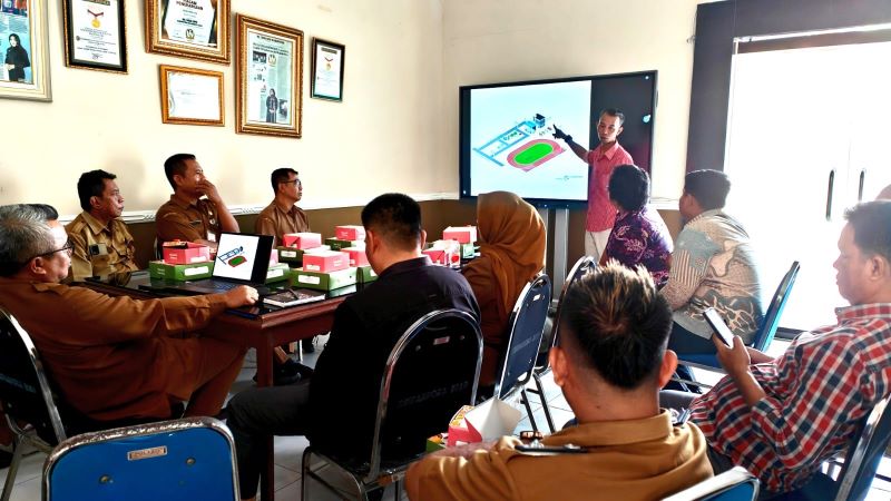 RAKOR: Panitia dari JPRM mempresentasikan konsep acara Mlaku Bareng Gus Bupati dan Forkopimda Kabupaten Mojokerto yang akan digelar di Stadion Gajah Mada Mojosari, Minggu (26/10) mendatang.