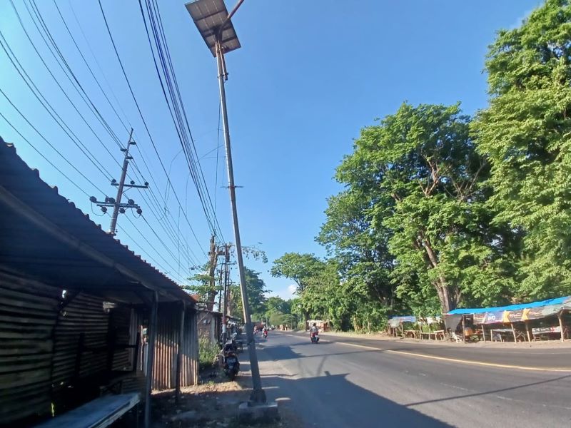 TERABAIKAN: Kondisi PJU di jalan bypass depan SPBU Mertex, Kabupaten Mojokerto, yang nyaris ambruk, kemarin (20/10).