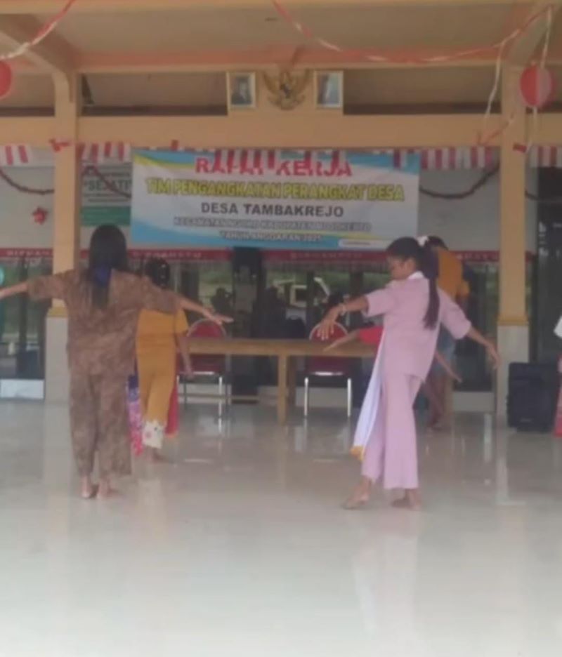 ASAH KREATIVITAS: Anak-anak saat mengikuti pelatihan tari tradisi dan kreasi di Balai Desa Tambakrejo, Kecamatan Ngoro.