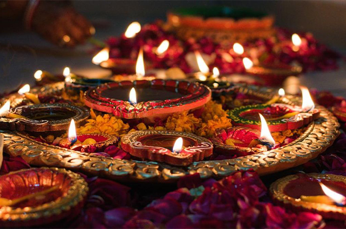Dalam agama Hindu, terdapat salah satu perayaan keagamaan terbesar yang biasanya disebut Diwali atau Deepavali. Sumber foto: Google