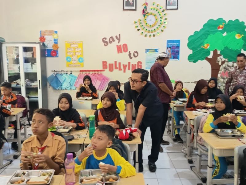 PASTIKAN KEAMANAN: Anggota Komisi III DPRD Kota Mojokerto Nuryono Sugi Raharjo saat melakukan sidak pelaksanaan program MBG di SDN Meri, Kecamatan Kranggan.
