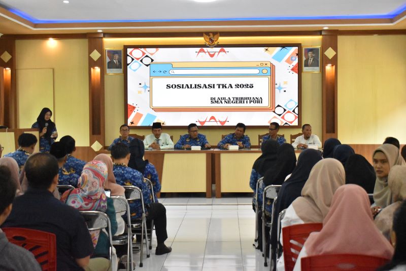 DIBAHAS: Cabdindik memantau sekaligus mengawasi persiapan sekolah untuk pelaksanaan TKA yang akan digelar awal November nanti, di SMAN 1 Puri beberapa waktu lalu.