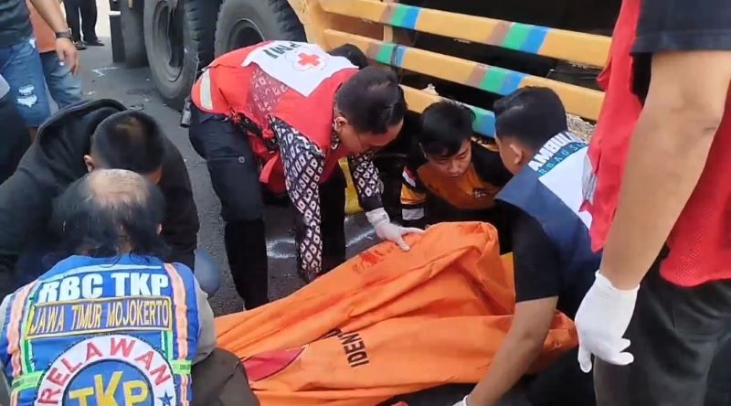 NAHAS: Petugas mengevakuasi jasad korban usai terlibat kecelakaan maut di Jalan Raya Dusun Sambiroto, Desa Mlaten, Kecamatan Puri, Senin (20/10) pagi.