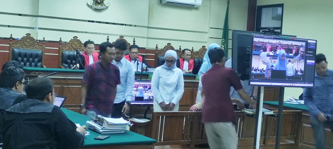SIDANG KORUPSI: Tujuh saksi usai diambil sumpah saat sidang korupsi kapal TBM di pengadilan Tipikor Surabaya di Sidoarjo, Selasa (21/10).