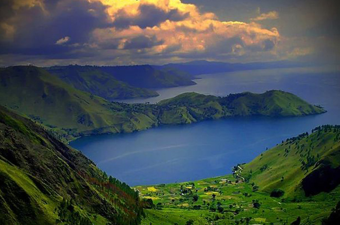 Danau Toba merupakan salah satu keajaiban alam terbesar yang dimiliki Indonesia. sumber foto: pinterest