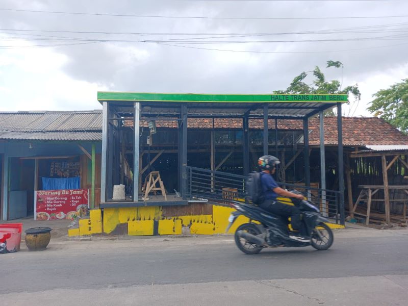 SETELAH DITABRAK: Kondisi halte bus Trans Jatim di Dusun Beru, Desa Pulorejo, Kecamatan Dawarblandong, dalam proses perbaikan, kemarin (21/10).