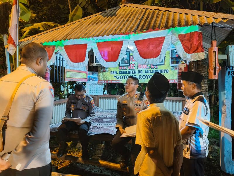 GUYUB: Warga Desa Mojowiryo, Kecamatan Kemlagi, melaksanakan ronda malam setelah siskamling kembali diaktifkan sejak Agustus lalu.