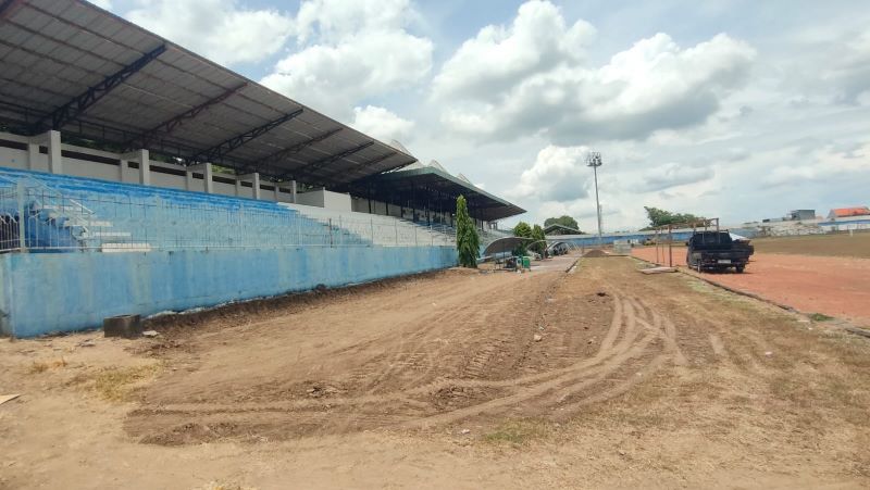MULAI DIGARAP: Proyek renovasi Stadion Gajah Mada Mojosari milik Pemkab Mojokerto mulai dikerjakan, kemarin (21/10).