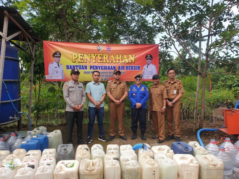 BANTUAN AIR BERSIH: Muhammad Hafifudin (dua dari kiri) bersama Wakil Bupati Mojokerto Muhammad Rizal Octavian menyalurkan bantuan air bersih di Desa Kunjorowesi, Kecamatan Ngoro.