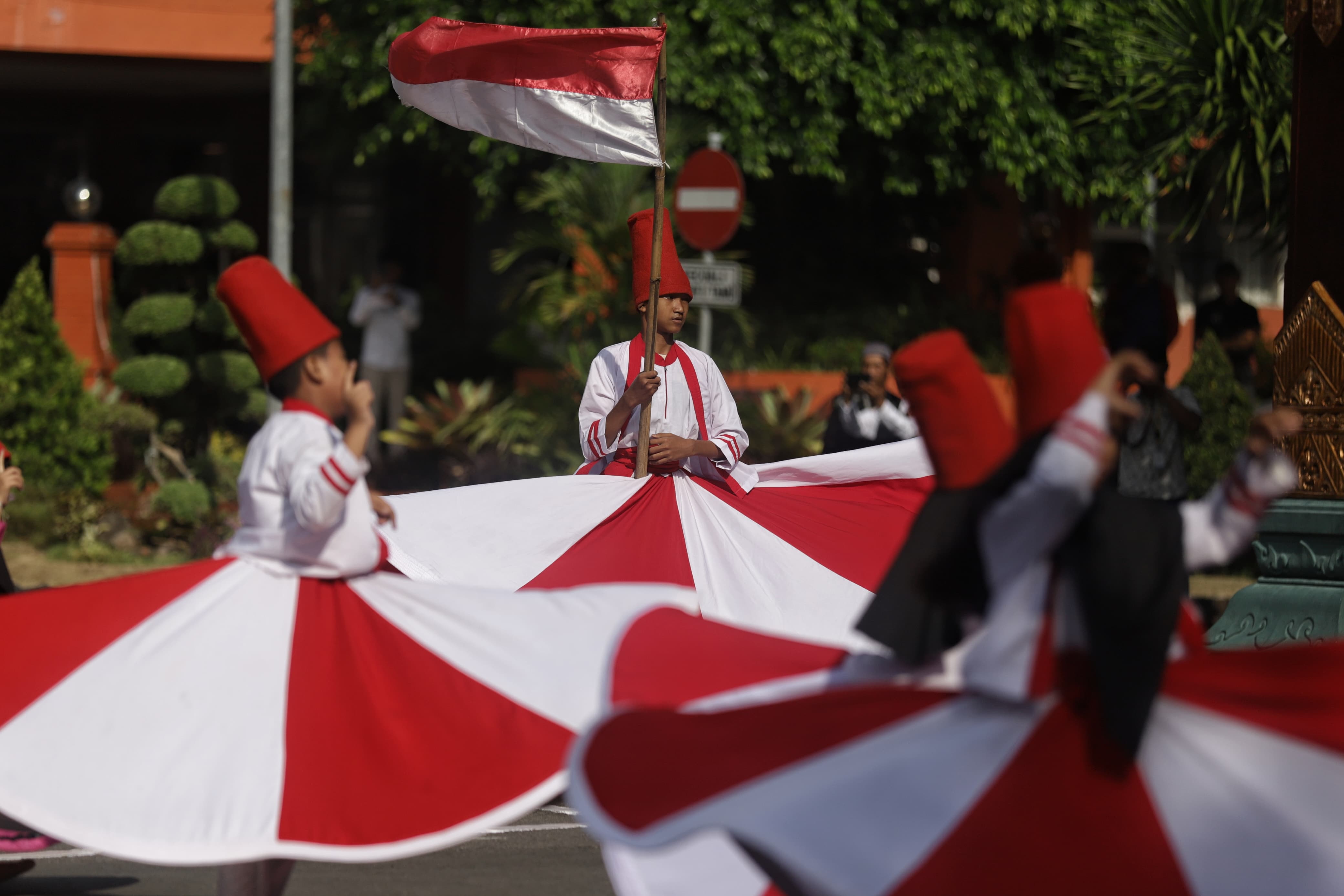 Sajian tari sufi dari santri Roudlotul Quro