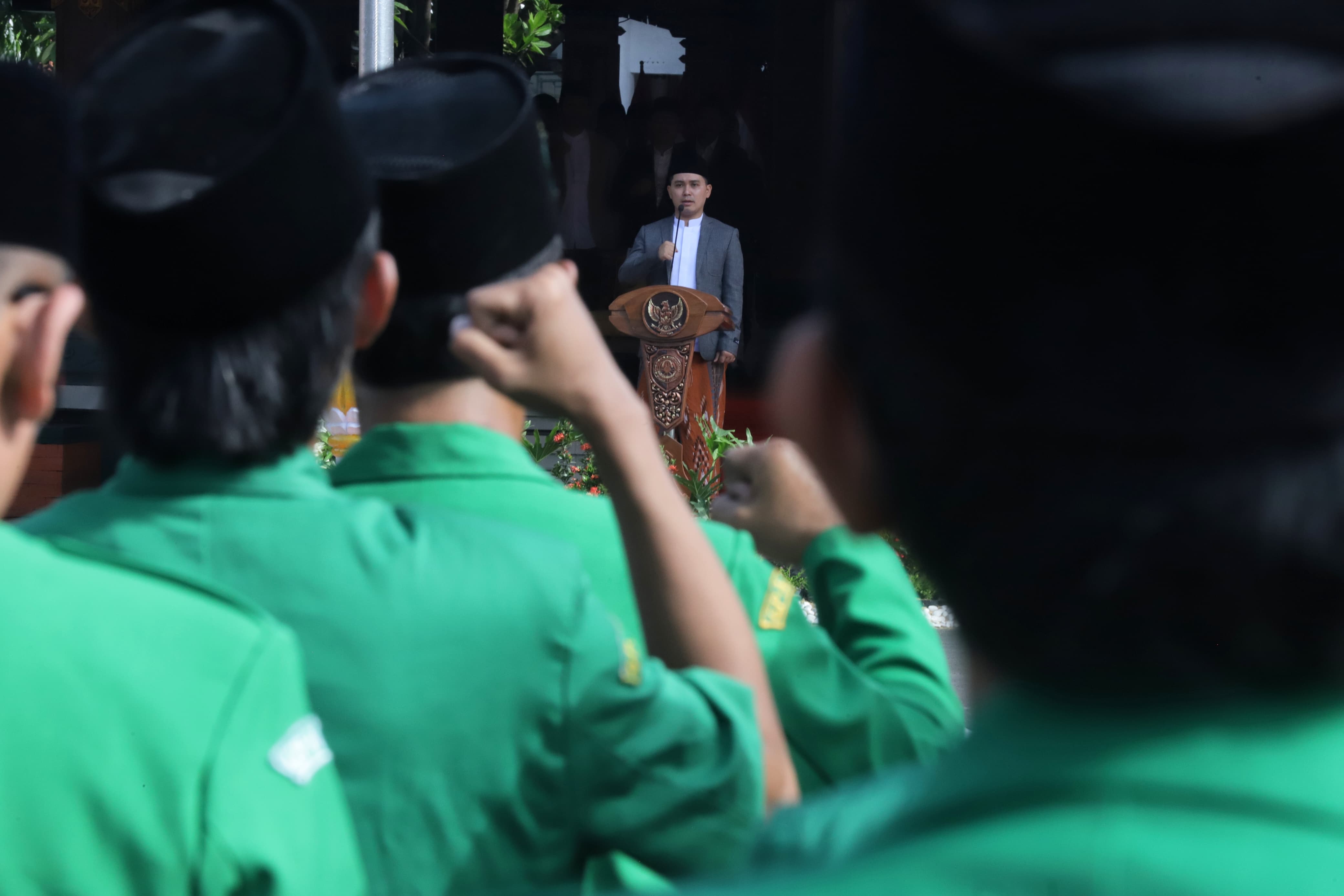 Gus Bara pimpin upacara Hari Santri Nasional 2025 di Pemkab, Rabu (22/10) pagi,