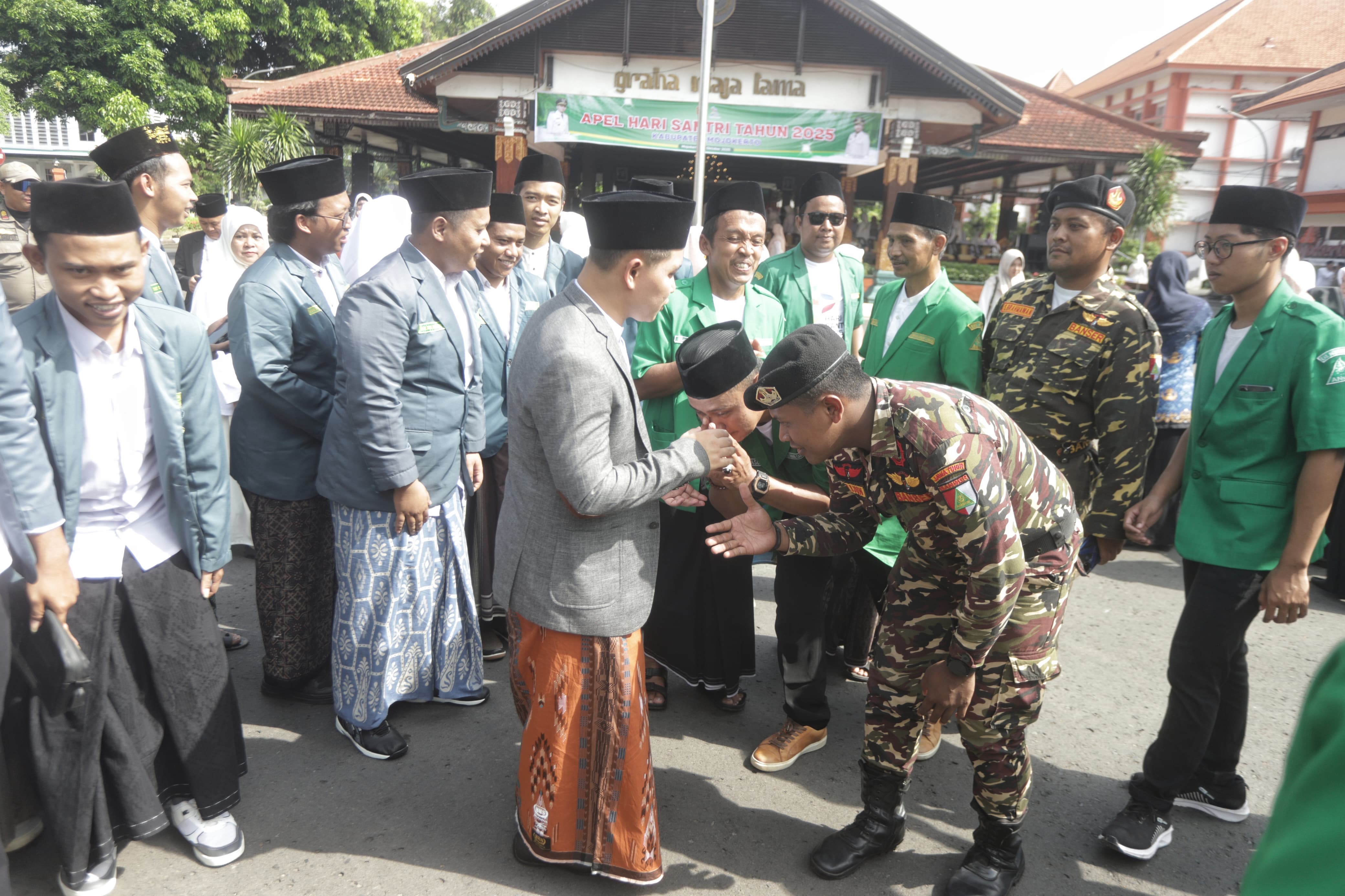 Gua Bupati menyapa lapangan Banser selepas upacara HSN 2025 di kantor Pemkab, Rabu (22/10) pagi.
