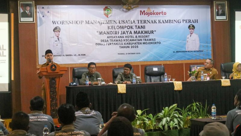 PEMBERDAYAAN: Bupati Mojokerto Muhammad Albarraa memberi arahan kepada para peternak kambing perah sebagai pelopor kemandirian ekonnomi di aula Hotel Arayanna, Kecamatan Trawas.