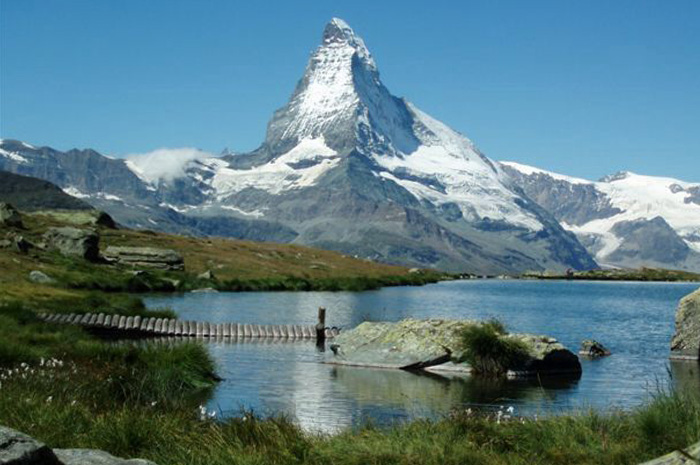 Pegunungan Matterhorn adalah salah satu ikon alam paling terkenal di dunia, sekaligus simbol kebanggaan negara Swiss. sumber foto: pinterets