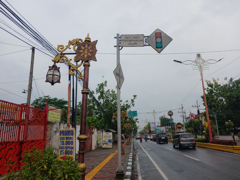 HILANG: Lampu hias di Jalan Pahlawan, Kota Mojokerto, yang tinggal sebagian, kemarin (22/10).