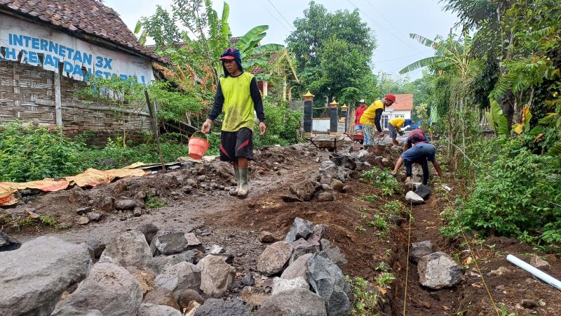 PROSES: Pengerjaan jalan lingkungan Dusun Sumberejo dengan rabat beton yang masih dalam pengerjaan.