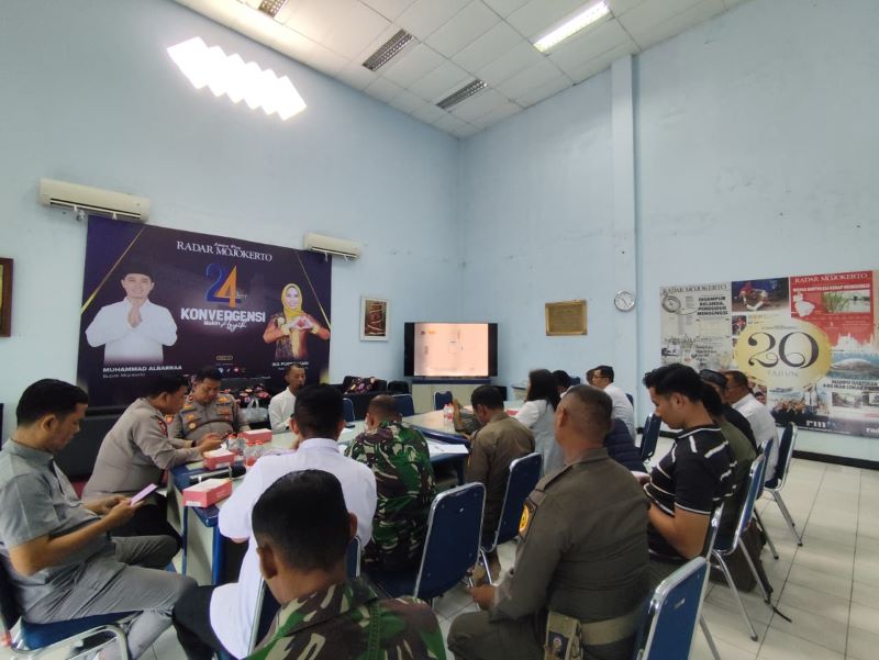 DUKUNG KELANCARAN: Panitia dari JPRM mematangkan rangkaian event Mlaku Bareng Gus Bupati dan Forkopimda Kabupaten Mojokerto bersama sejumlah polisi, TNI, dan instansi terkait dalam rakor di kantor JPR