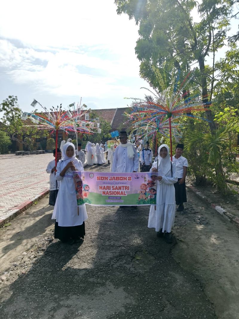 SEMANGAT: Siswa SDN Jabon 2, Kecamatan Mojoanyar berkeliling pawai ke lingkungan sekitar sekolah, memperingati Hari Santri Nasional, kemarin (22/10).