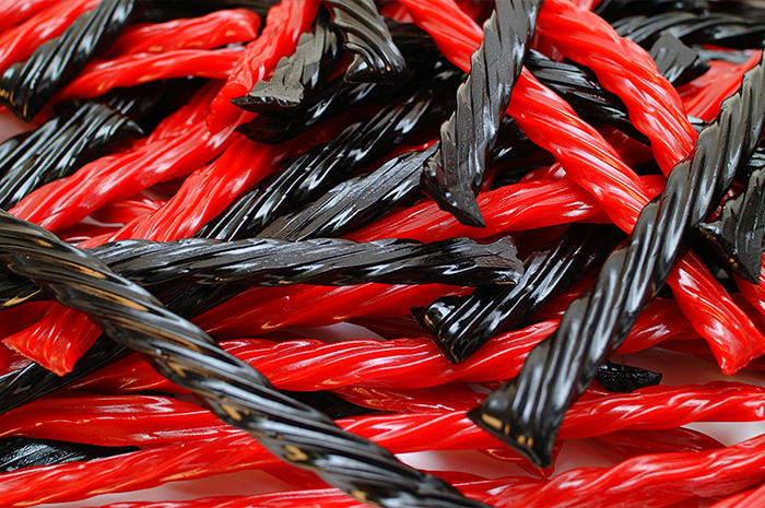 Licorice candy atau permen akar manis, terutama varian hitam dan varian asin saat ini kembali ramai diperbincangkan di media sosial. Sumber foto: Google