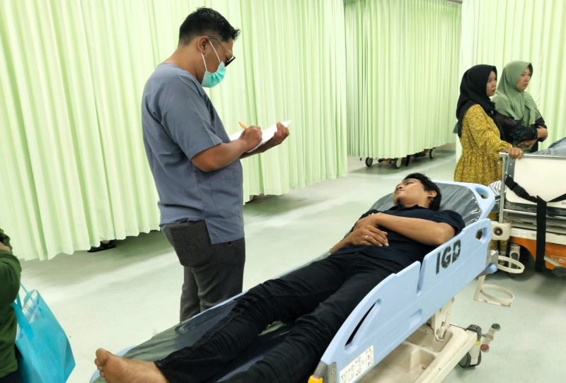 PROSES HUKUM: Achmad Winarno saat menjalani visum di RSUD Soekandar Mojosari beberapa waktu lalu.