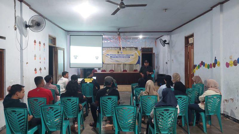 DIBERDAYAKAN: Puluhan pelaku UMKM di Desa Wringinrejo, Kecamatan Sooko, mengikuti pelatihan membuat konten, Sabtu (18/10).