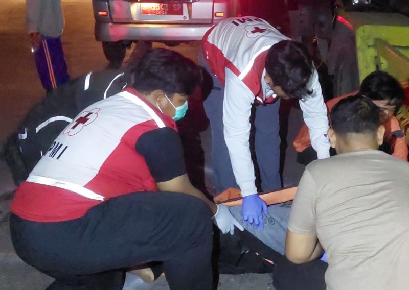 TRAGIS: Petugas mengevakuasi jasad korban tewas kecelakaan di Jalan Sekar Putih, Kota Mojokerto, kemarin (23/10).
