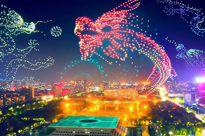 Pertunjukan cahaya drone menjadi salah satu bentuk hiburan malam yang paling menarik di Tiongkok dalam beberapa tahun terakhir. Sumber foto: Google